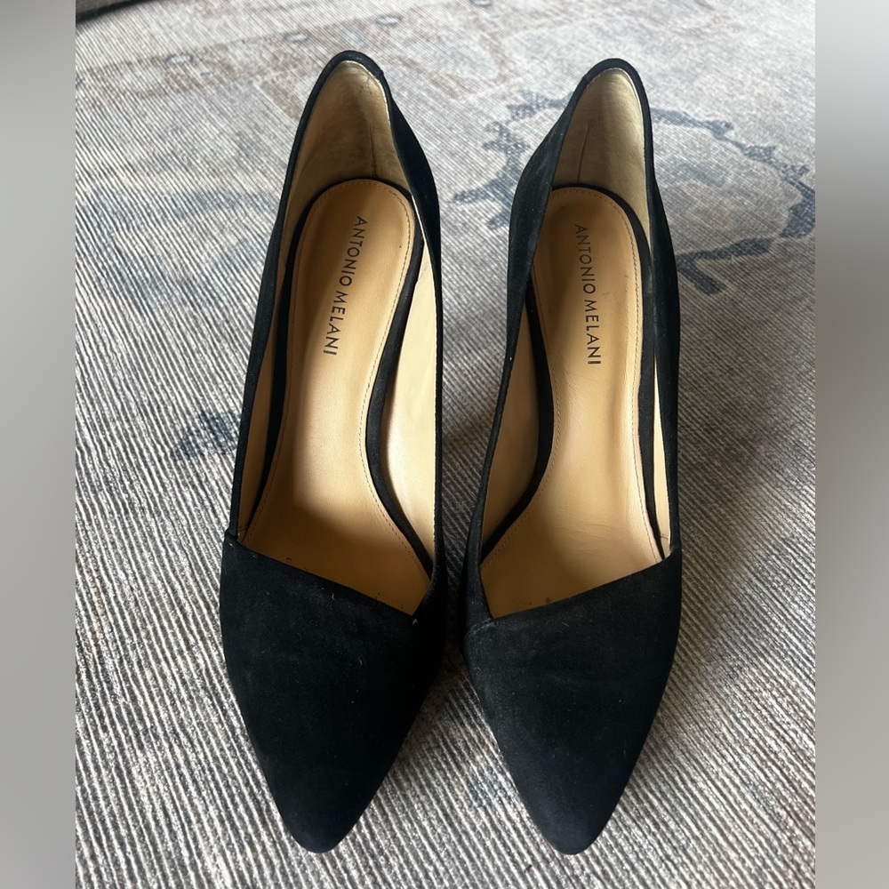 Black pumps